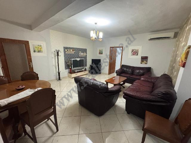 Apartament 2+1 me qira ne rrugen Muzaket prane Shkollez Qazim Turdiu ne Tirane.
Pozicionohet ne kat